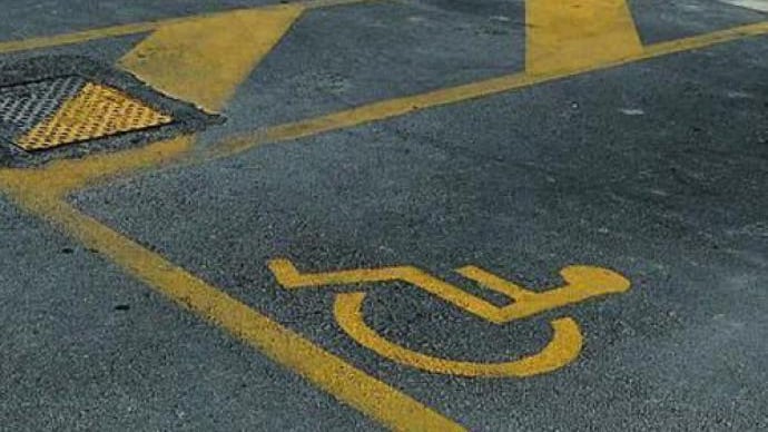 Roma, senegalesi occupano il posto dei disabili e scatta il raid
