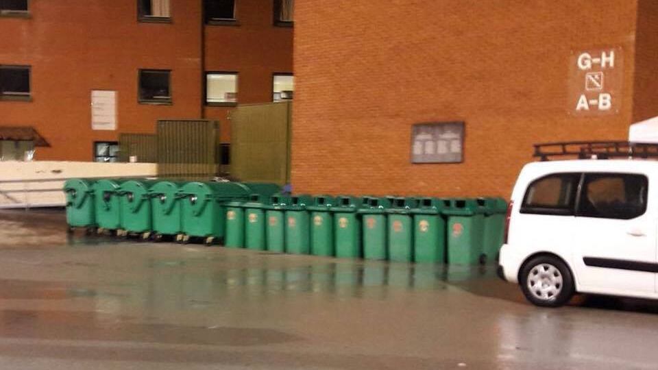 Heysel, morti umiliati: bidoni davanti la targa