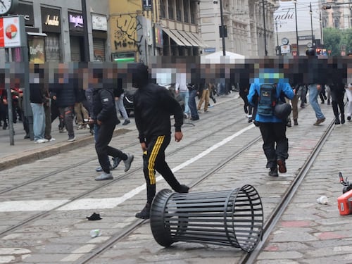 In centro un'altra giornata di guerriglia con negozi saccheggiati, scontri e arresti