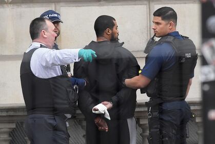 Arrestato uomo armato di coltelli vicino a Westminster 1