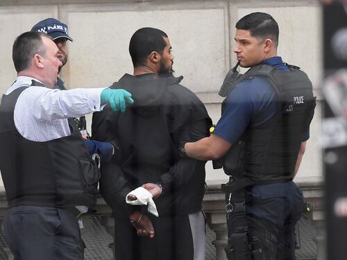 Arrestato uomo armato di coltelli vicino a Westminster