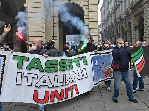 Taxi, ordigni sui negoziati. E il dibattito in aula slitta