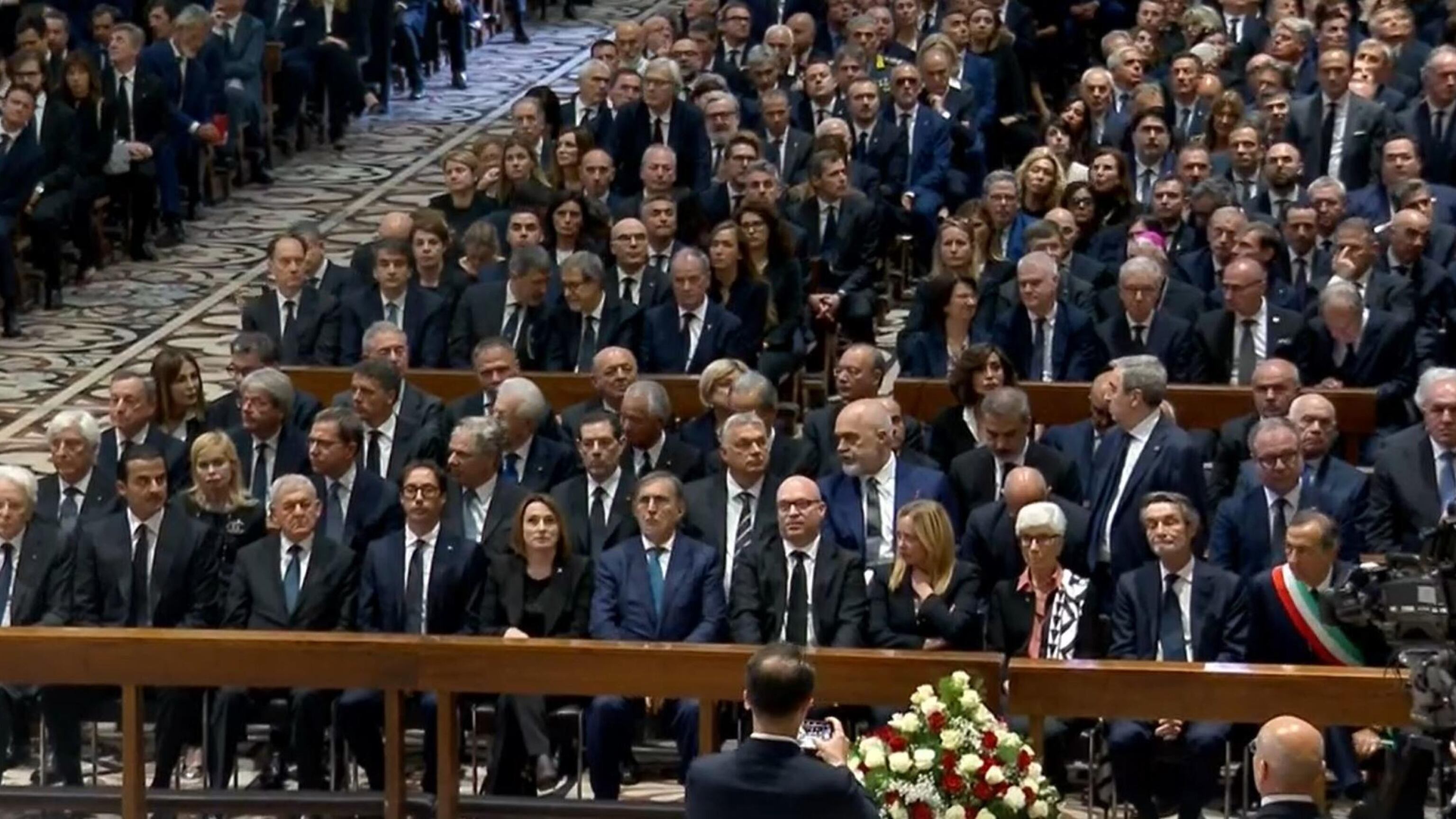 Dalla famiglia alle alte cariche dello Stato: ecco chi ha partecipato ai funerali di Berlusconi