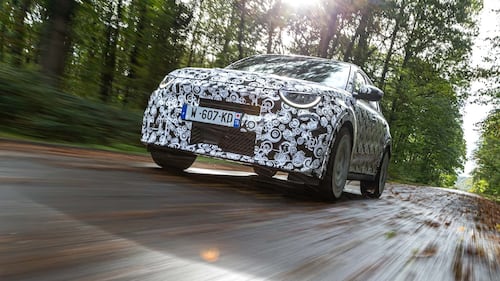 Abarth 600e, guarda tutte le foto della versione camuffata 7
