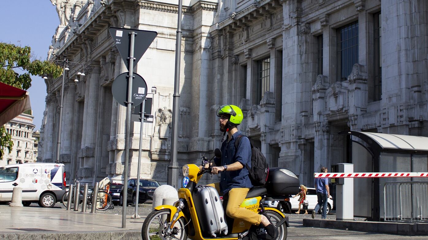 Moto elettriche in sharing alla stazione, Italo straccia le tariffe a Milano e a Torino