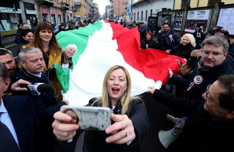 Fratelli d'Italia con tricolore di 500 metri in via Padova  1