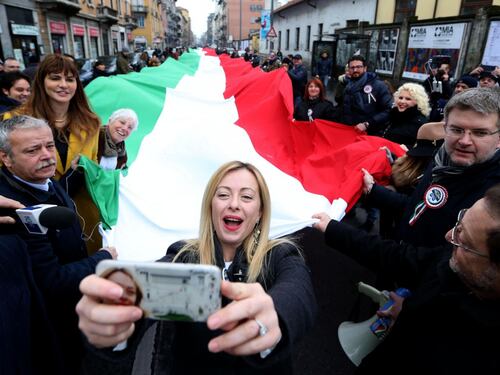 Fratelli d'Italia con tricolore di 500 metri in via Padova