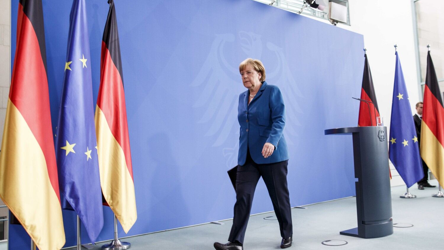 La Merkel non chiude le porte ai migranti "In guerra con l'Isis, non con l'islam"