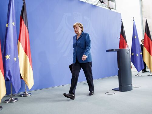 La Merkel non chiude le porte ai migranti "In guerra con l'Isis, non con l'islam"
