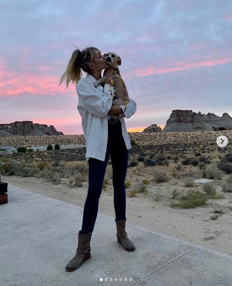 Miley Cyrus, il viaggio nel deserto: foto 11