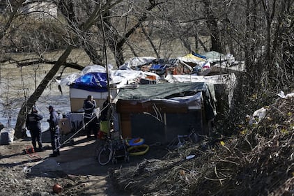 Roma, i vigili sgomberano una baraccopoli abusiva a Ponte Marconi 1