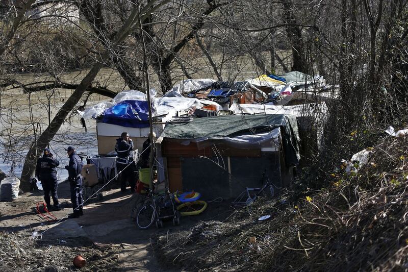 Roma, i vigili sgomberano una baraccopoli abusiva a Ponte Marconi 1