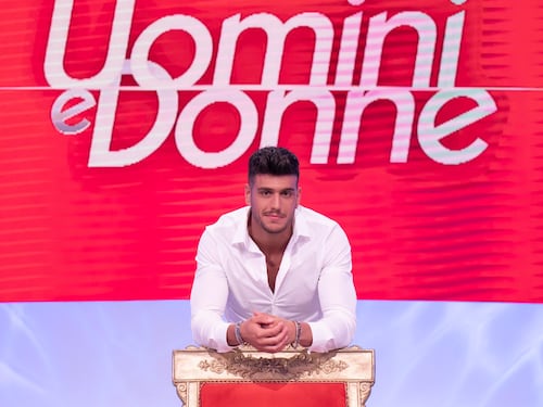 Uomini e donne in prima serata con i tronisti, il castello e Valeria Marini