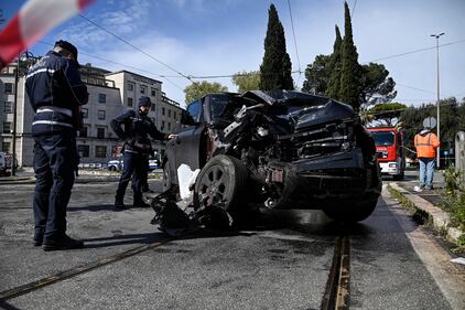 Paura per Immobile, si schianta contro un tram a Roma: le immagini dell'incidente 8