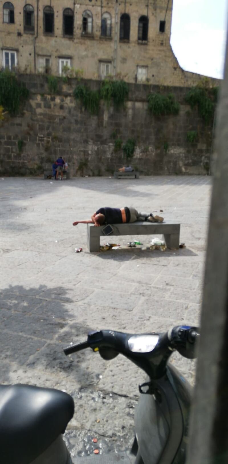 Napoli, ubriaconi e tossici a Porta Capuana  1