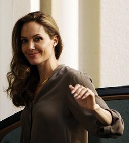 Angelina Jolie: "non ho mai pensato a me stessa come a una madre". Le foto 5