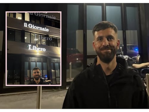 Il blitz dell'ex assistente della Salis davanti al Giornale. E la foto fa il giro del mondo anarchico