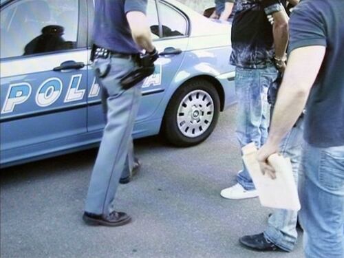 Straniero beccato a vendere merce contraffatta prende a morsi agente