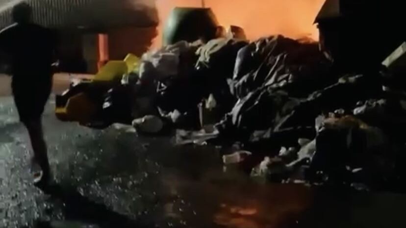Caos rifiuti a Roma: cassonetti in fiamme e cittadini in rivolta