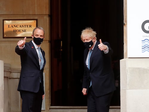 "Lascio il rischio di scegliere". Bojo "legalizza" gli abbracci