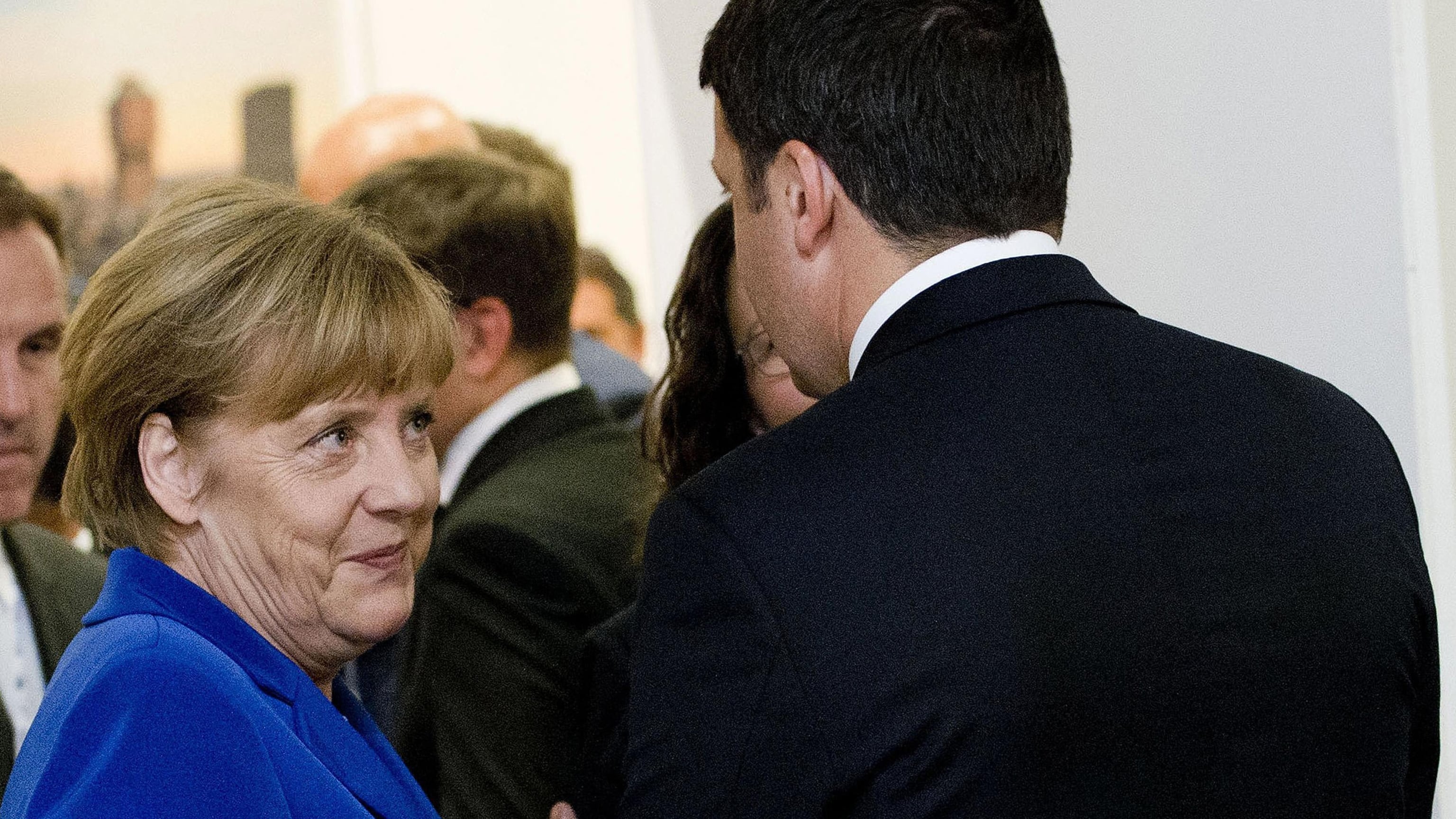 Renzi: "Credibili con riforme". Applausi dai leader europei, ma dall'Fmi allarme sulla crescita