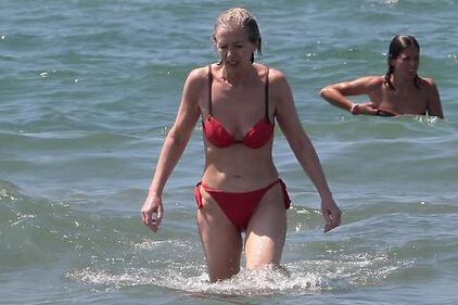 Stefania Giannini paparazzata a Forte dei Marmi 1