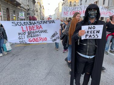 Trieste, migliaia di No pass in corteo 1