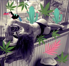 Naike Rivelli nuda tra i colori su Instagram 12