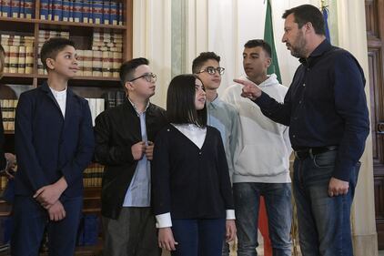Il ministro degli interni incontra i 5 studenti e i 12 carabinieri coinvolti nel dirottamento dello scuolabus 4