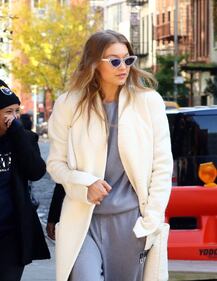 Gigi Hadid nuda sul cavallo 33