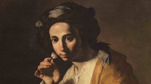 Giovane odora una rosa