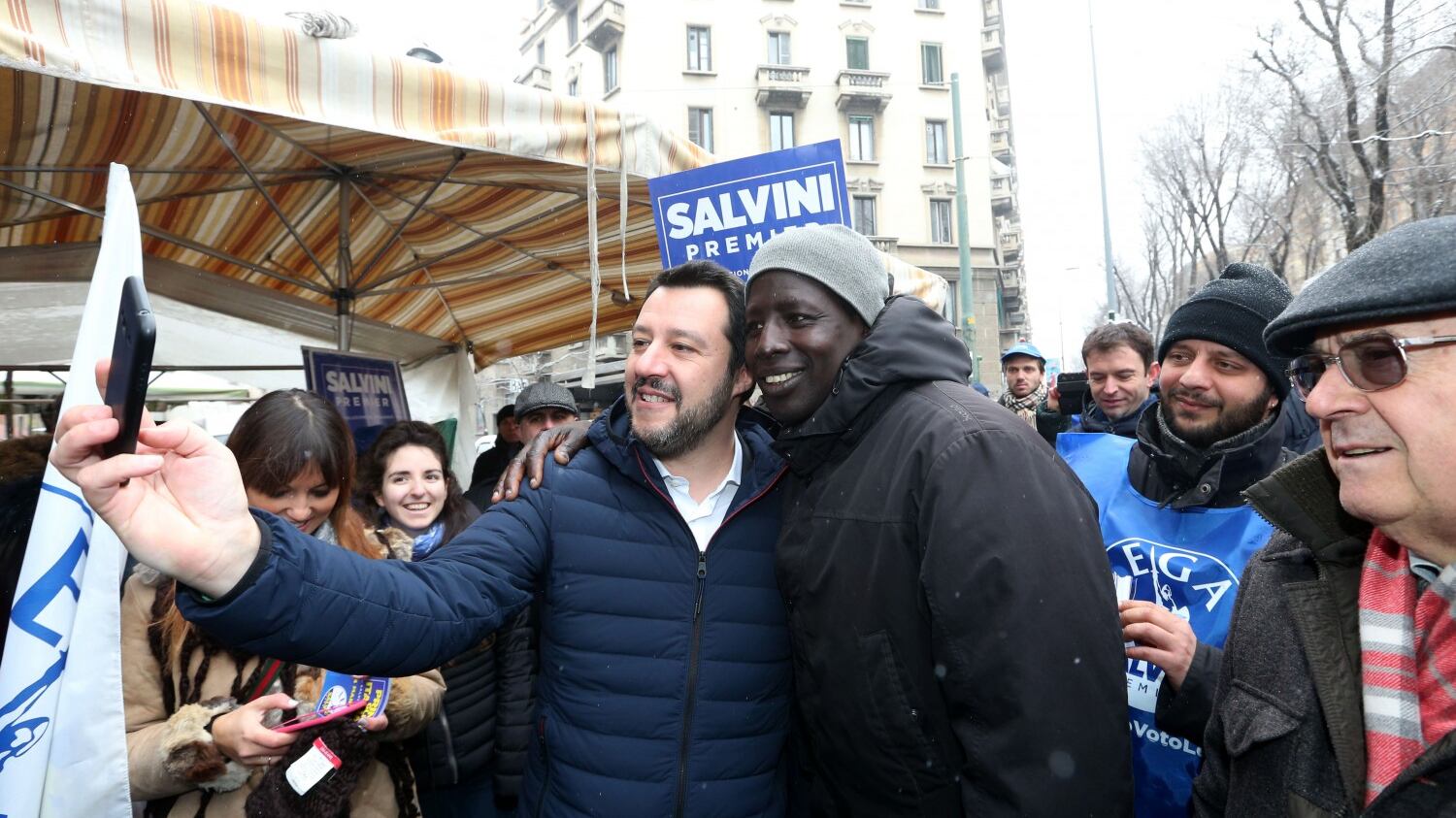 La commissione Ue contro Salvini: "Tweet sui migranti da cancellare"