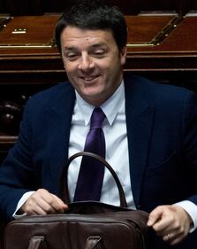 Renzi con il computer sui banchi del governo 4