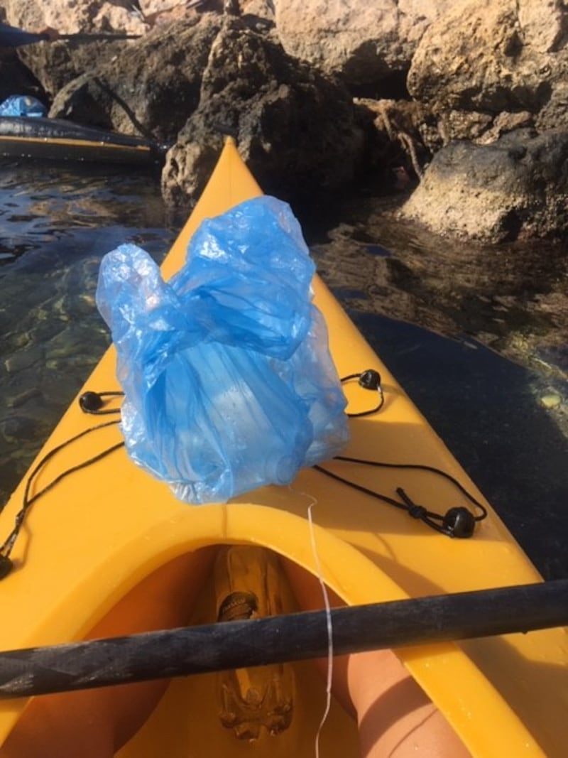 Taranto, canoisti all’opera ripuliscono il mare dalla plastica 7