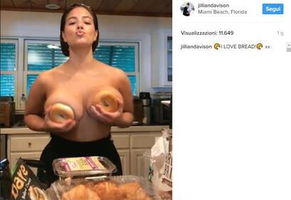 Ashley Graham nuda: mostra le sue ciambelle 6