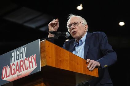  Alexandria Ocasio-Cortez e Bernie Sanders e i rally contro gli oligarchi 14