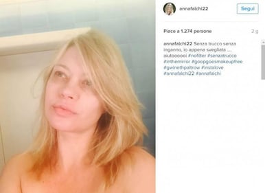 Anna Falchi, bacio hot per i fan 15