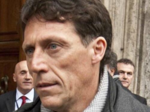 Gli danno 3 giorni per decidere se restare senatore o fare il sindaco. M5S: "Gli regalano la pensione"