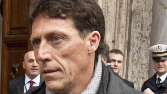 Gli danno 3 giorni per decidere se restare senatore o fare il sindaco. M5S: "Gli regalano la pensione"