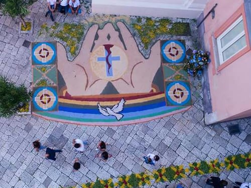 Sant'Agata Dei Goti, la tradizionale "Infiorata" a tema religioso