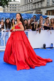 Rihanna, sexy scollatura sul red carpet 6