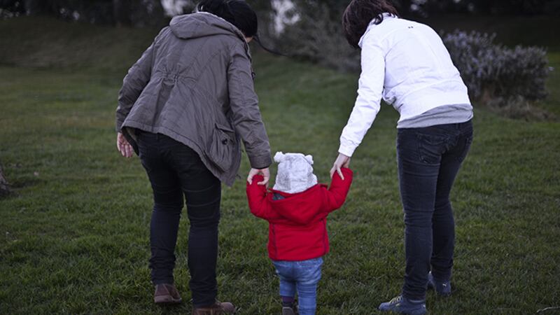 Non sono una coppia ma il Tribunale riconosce due mamme per il bimbo