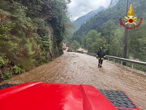 Paesi isolati, black out e danni: caos maltempo