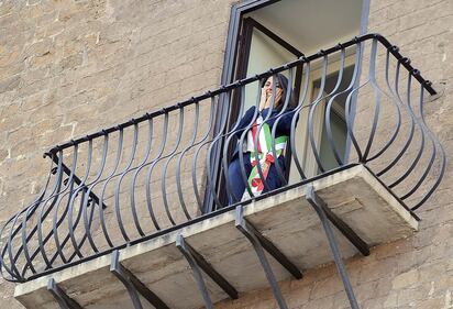La Raggi si affaccia dal balcone del Campidoglio e si commuove 7
