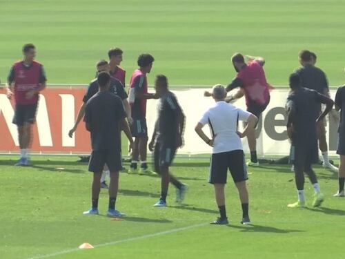 Higuain, furioso nel torello: perde la sfida con i compagni e prende a calci uno striscione