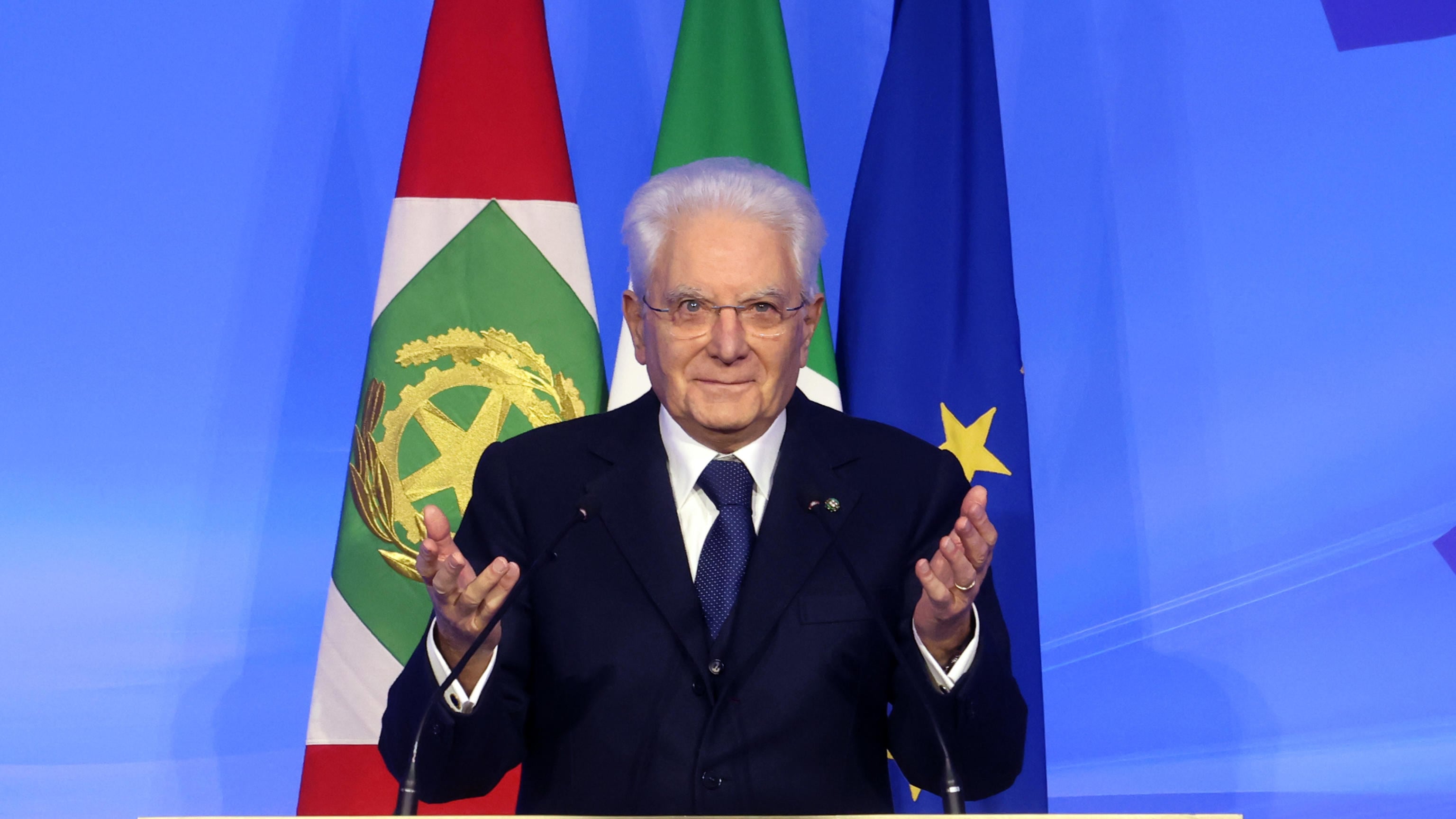 Mattarella positivo al Covid, rimandati alcuni impegni: "Sta bene"