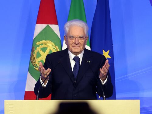 Mattarella positivo al Covid, rimandati alcuni impegni: "Sta bene"
