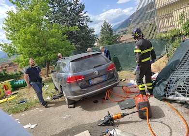 Auto travolge il recinto di un asilo: un bambino morto e altri feriti 9