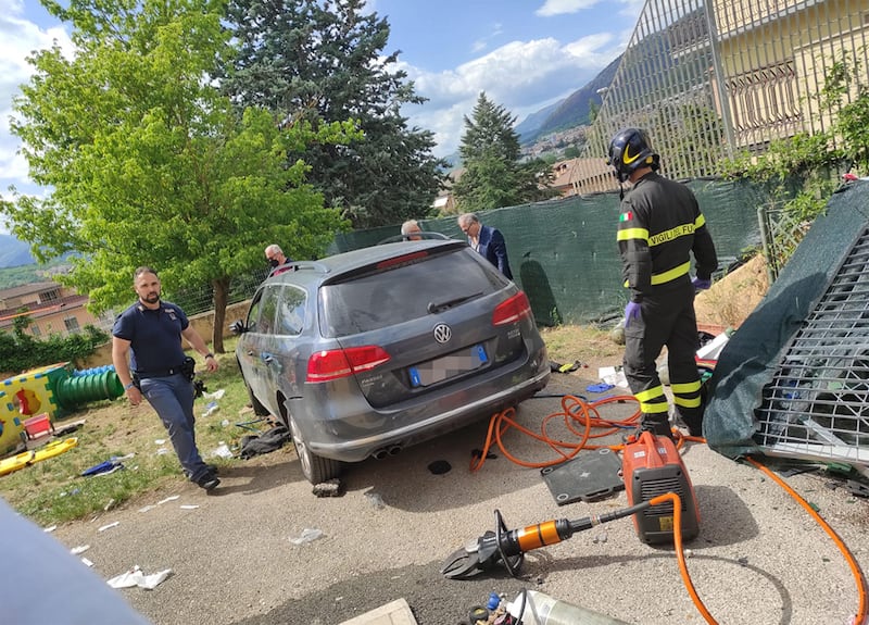 Auto travolge il recinto di un asilo: un bambino morto e altri feriti 9