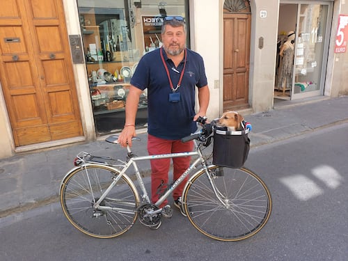 Accusa un malore in piazza, lo soccorre il candidato sindaco di Fratelli d'Italia